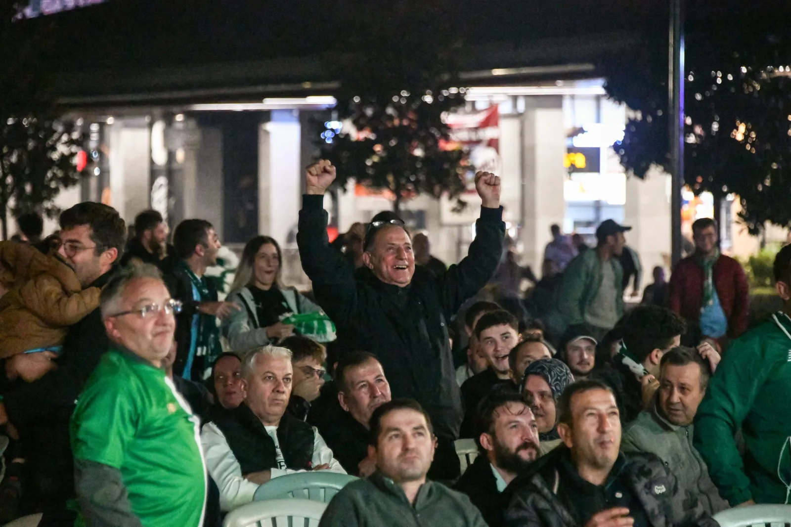 Bursaspor’un 4-2’lik galibiyet coşkusu Osmangazi Meydanı’na taşındı