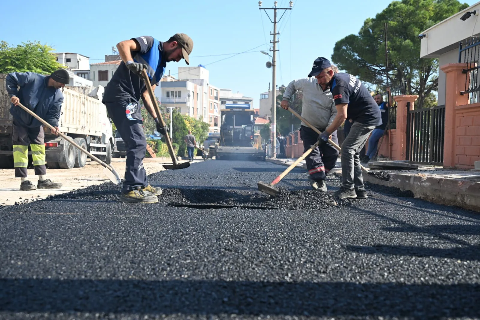 Kırkağaç'ta 4 bin ton sıcak asfalt seriliyor