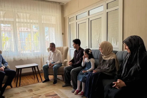 Başkan Altay, umreye giden Yarış ailesini ziyaret etti