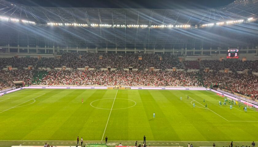 Eşbaşkan Bucak, Amedspor-Erzurumspor maçını tribünden izledi