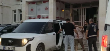 15 yaşındaki çocuğu alıkoyan iki kişi tutuklandı