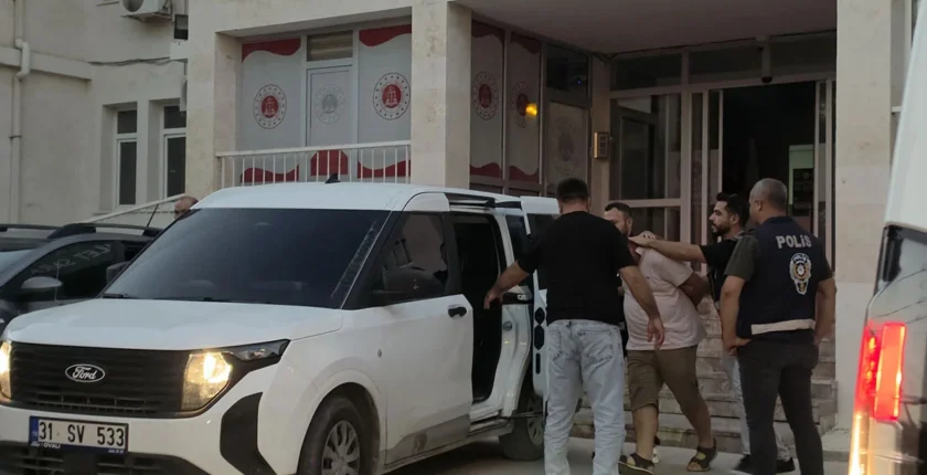 15 yaşındaki çocuğu alıkoyan iki kişi tutuklandı