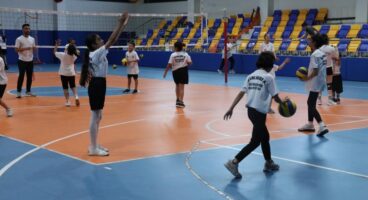 Şanlıurfa’da Yaz Kurslarına Büyük İlgi: Kız Çocukları Voleybolda Buluşuyor