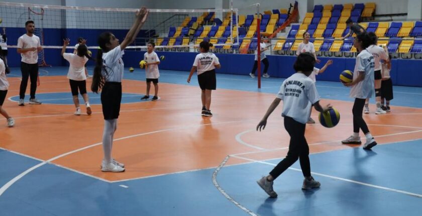 Şanlıurfa’da Yaz Kurslarına Büyük İlgi: Kız Çocukları Voleybolda Buluşuyor