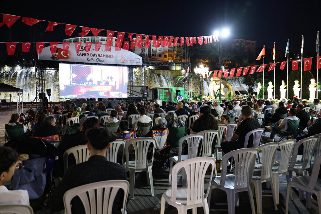 30 Ağustos Zaferi anısına “Veda” filmi Keçiören'de dev ekranda izletildi