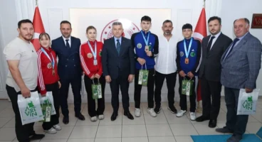 Artvin’de Şampiyon Sporculara Vali Ergün’den Ödül