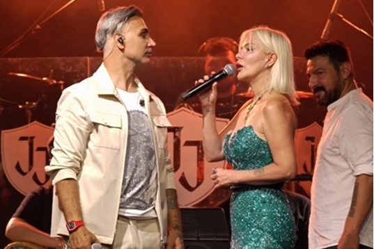 Ömür Gedik ve Doğuş’tan Unutulmaz Sahne Performansı