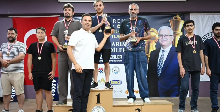 Başkan Akın, Uluslararası Satranç Turnuvası’nda Ödül Törenine Katıldı