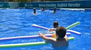 Manisa’da Çocuklara Ücretsiz Yüzme Eğitimi