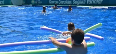 Manisa’da Çocuklara Ücretsiz Yüzme Eğitimi