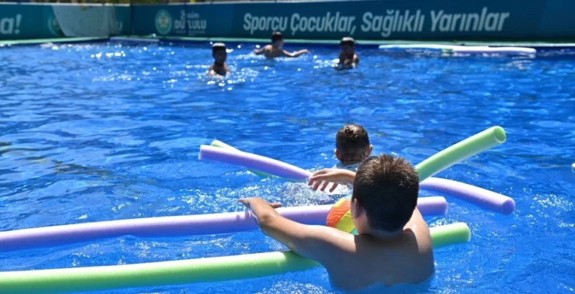 Manisa’da Çocuklara Ücretsiz Yüzme Eğitimi