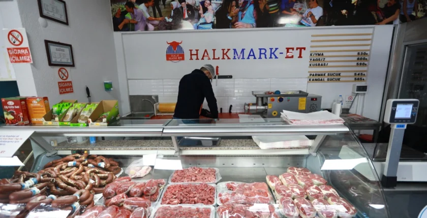 Efes Selçuk’ta Halk Mark-Et ile Uygun Fiyatlı Gıda Desteği