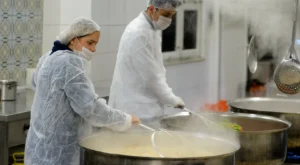 Muratpaşa Belediyesi’nden İhtiyaç Sahiplerine Sıcak Yemek Desteği