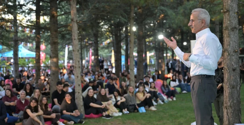 Bakan Uraloğlu, Kariyer Buluşmasında Gençlerle Bir Araya Geldi