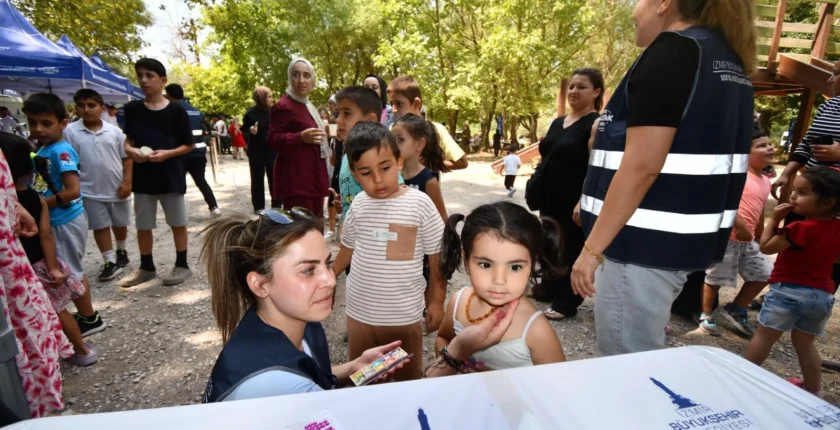 Bayraklı’da Komşuluk Buluşması: Mahalle Sakinleri Karagöl’de Bir Araya Geldi