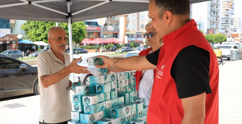 Mersin’de Mevlit Kandili’nde Vatandaşlara Kandil Simidi İkramı
