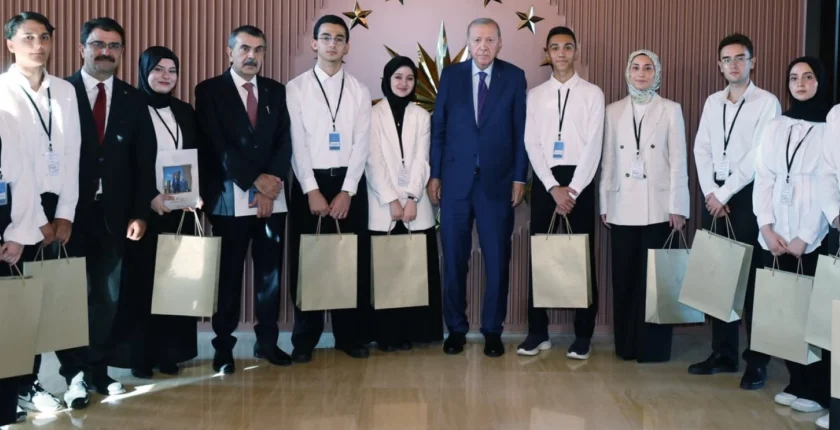 Cumhurbaşkanı Erdoğan, Ahlat Külliyesi'nde Gençlerle Buluştu