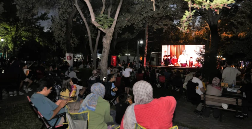 Keçiören’de Açık Hava Sinema Keyfi Sürüyor
