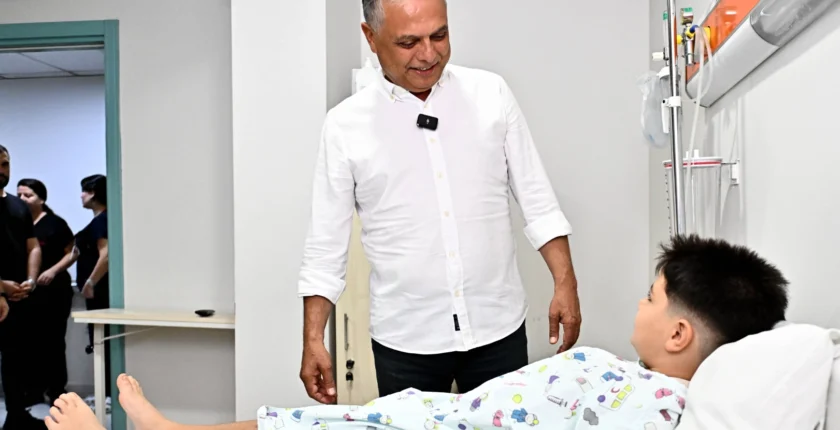Antalya'da Başkan Uysal’dan sünnet olan çocuklara ziyaret Antalya'da Başkan Uysal’dan sünnet olan çocuklara ziyaret