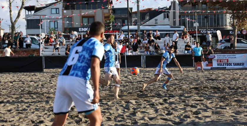 Kocaali Sahili’nde Plaj Futbolu Heyecanı Zirve Yaptı Kocaali Sahili’nde Plaj Futbolu Heyecanı Zirve Yaptı