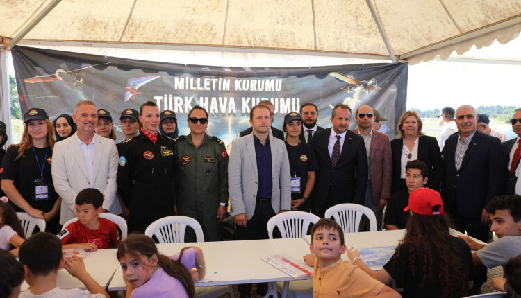 Bursa'da Zafer coşkusu gökyüzüne taşındı Bursa'da Zafer coşkusu gökyüzüne taşındı