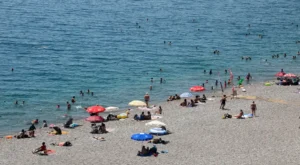 40 derece Antalya’yı boşalttı: Sahiller dolup taştı