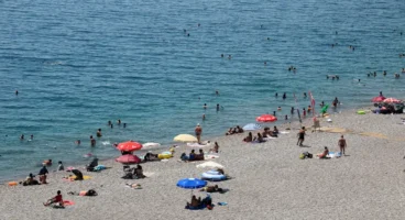 40 derece Antalya’yı boşalttı: Sahiller dolup taştı