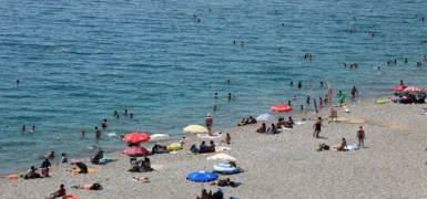 40 derece Antalya’yı boşalttı: Sahiller dolup taştı