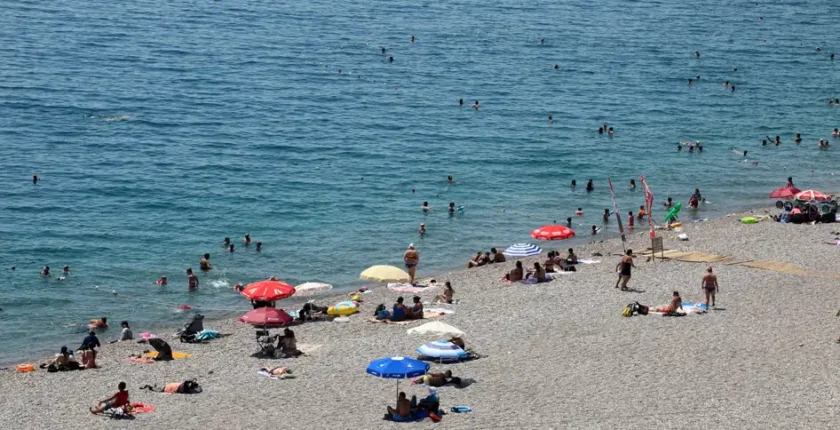 40 derece Antalya’yı boşalttı: Sahiller dolup taştı