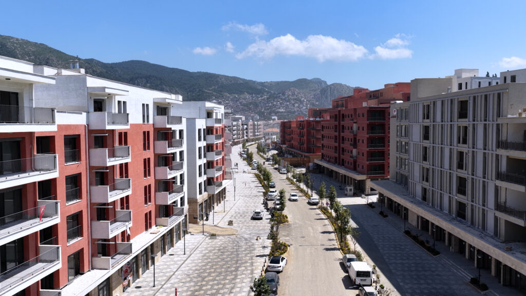 Hatay’da hayatın sesi yeniden yükseliyor: Esnaf kepenk açtı