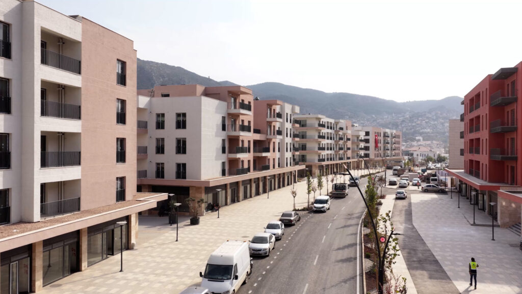 Hatay’da hayatın sesi yeniden yükseliyor: Esnaf kepenk açtı