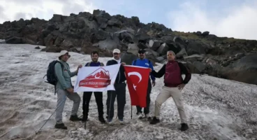 Ağrı’lı Dağcılar “30 Ağustos Zafer bayramı Süphan dağı” tırmanışı yaptı