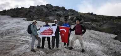 Ağrı’lı Dağcılar “30 Ağustos Zafer bayramı Süphan dağı” tırmanışı yaptı