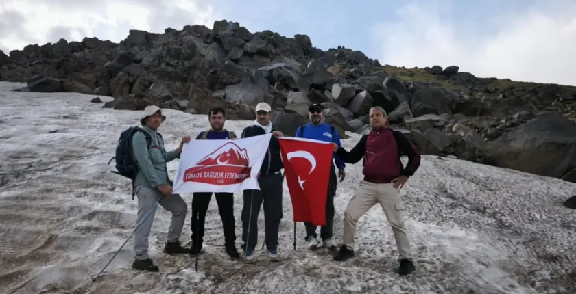 Ağrı’lı Dağcılar “30 Ağustos Zafer bayramı Süphan dağı” tırmanışı yaptı