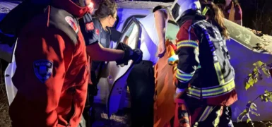 Ayvalık’ta araç yoldan çıktı: 3 yaralı