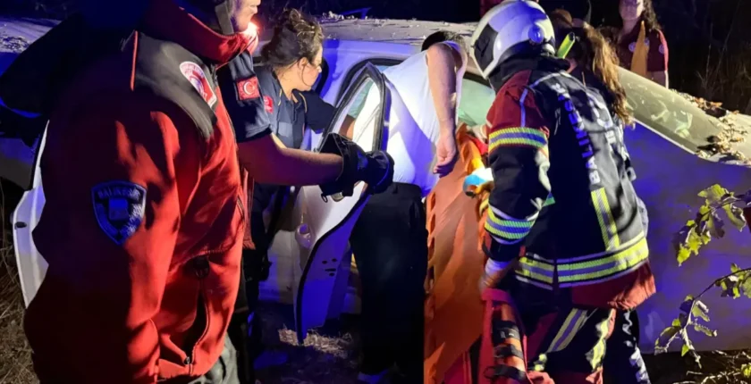 Ayvalık’ta araç yoldan çıktı: 3 yaralı