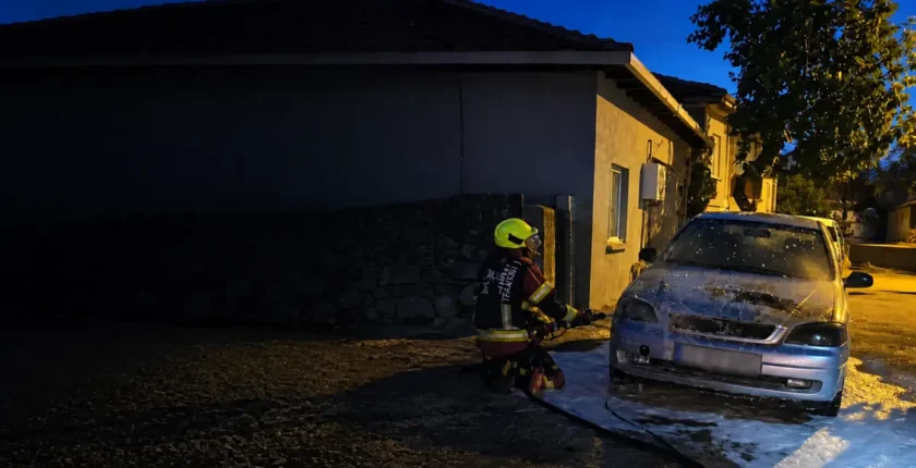 Balıkesir Sındırgı’da otomobil alevlere teslim oldu