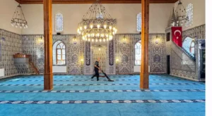 Belediye ekiplerinden Cami temizliği