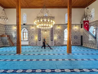 Belediye ekiplerinden Cami temizliği