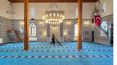 Belediye ekiplerinden Cami temizliği