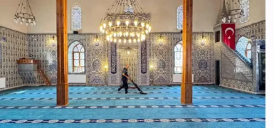 Belediye ekiplerinden Cami temizliği