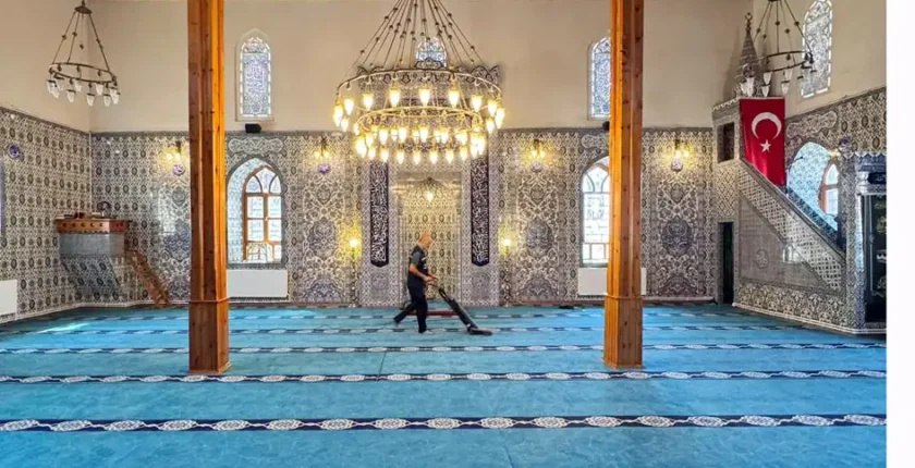 Belediye ekiplerinden Cami temizliği
