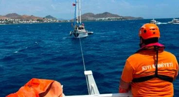 Bodrum açıklarında arızalanan teknedeki 10 kişi kurtarıldı