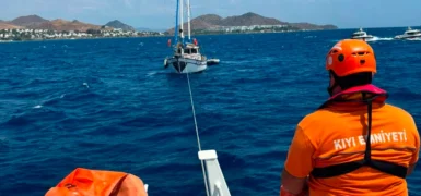 Bodrum açıklarında arızalanan teknedeki 10 kişi kurtarıldı