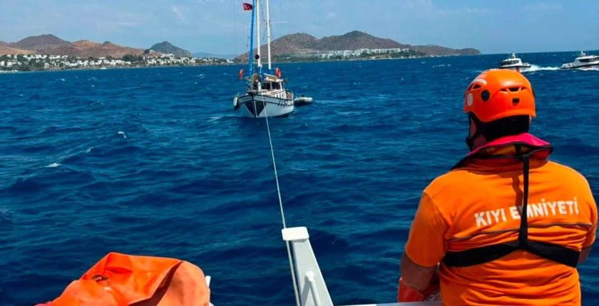 Bodrum açıklarında arızalanan teknedeki 10 kişi kurtarıldı