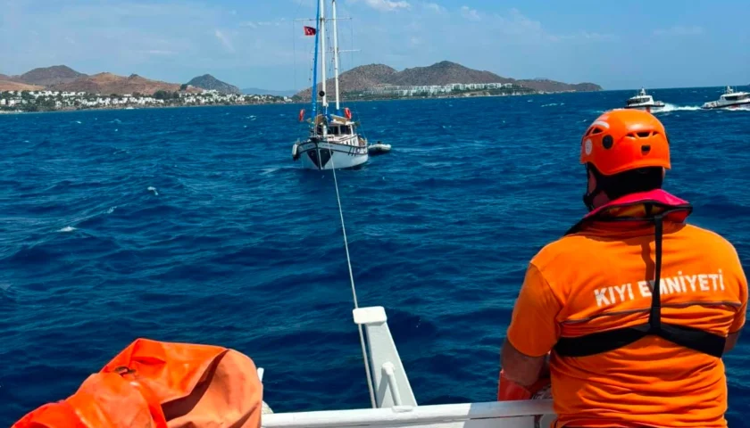 Bodrum açıklarında arızalanan teknedeki 10 kişi kurtarıldı