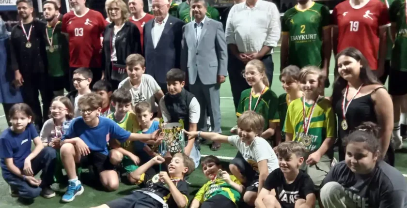 Düzce’de Bayramcı Voleybol Turnuvası “Tahirağa-Hey Kafkas” final maçını 2 bin 500 kişi izledi