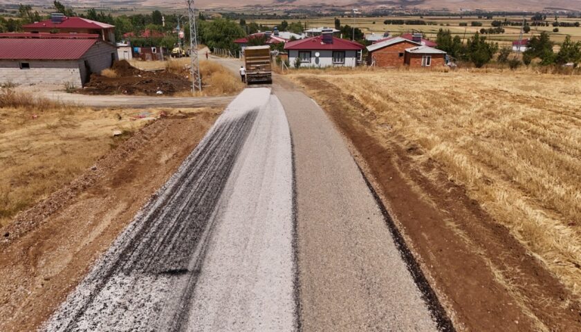 Afşin’de Kırsal Ulaşımı Güçlendiren Yol Çalışması