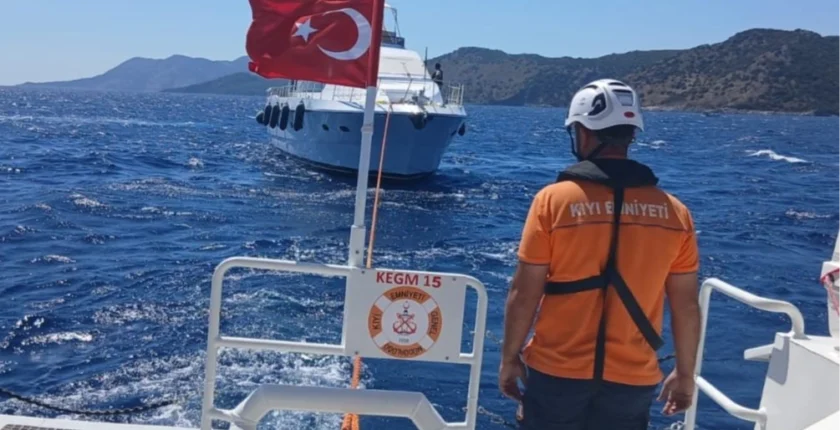 Fethiye açıklarında arızalanan tekne kurtarıldı