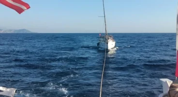 Fethiye açıklarında sürüklenen teknedeki 5 kişi kurtarıldı